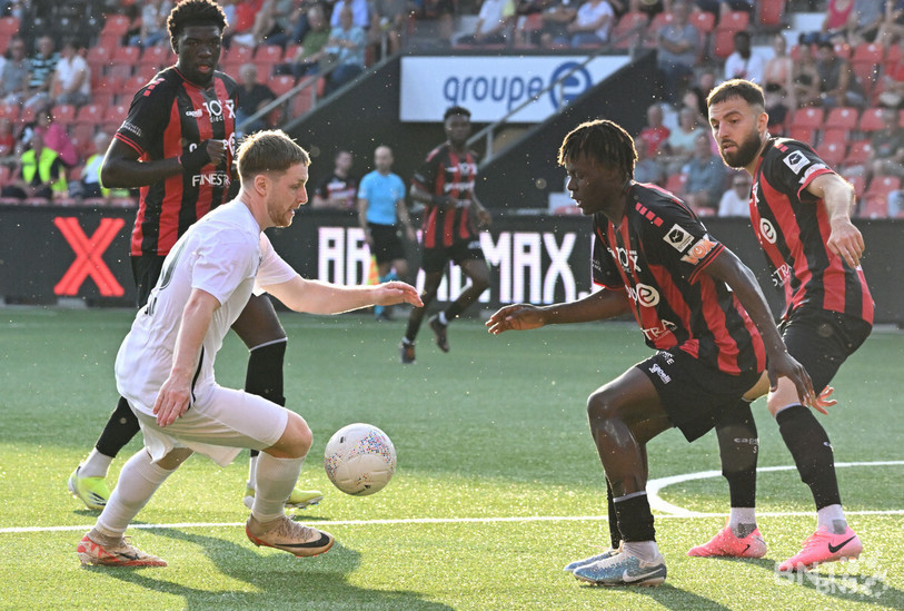 Nathan Garcia dans ses oeuvres. (Photo : Georges Henz)