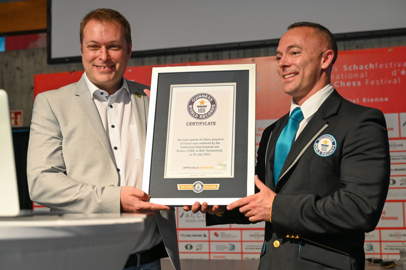 Laurent Freyd, arbitre principal en charge des opérations de comptage et Carl Saville, adjudicateur du World Guiness record. (Photo : Biel Chess festival)