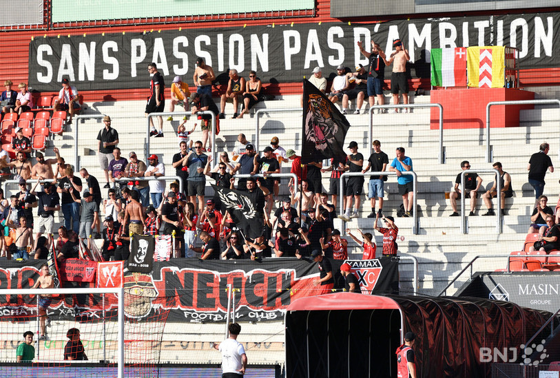 La « Tribune Neuch’ » exprime son mécontentement à l'approche de la fin de saison. (Photo d'archives : Georges Henz)
