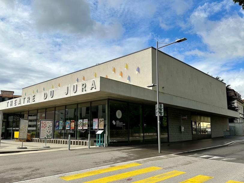 La façade du Théâtre du Jura est marquée par de la rouille. 