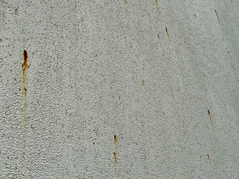 Quelques taches de rouille sur les façades du Théâtre du Jura.