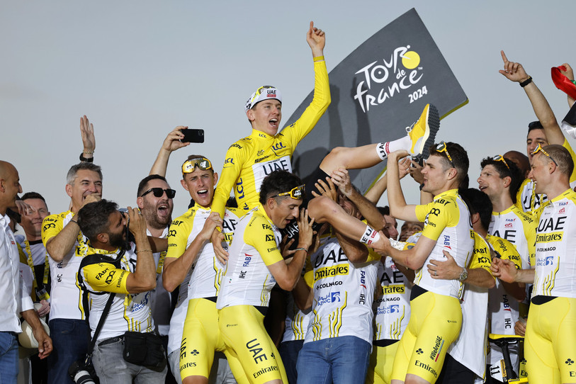 Tadej Pogacar a rendu sa formation fière. (Photo : EPA/SEBASTIEN NOGIER.)