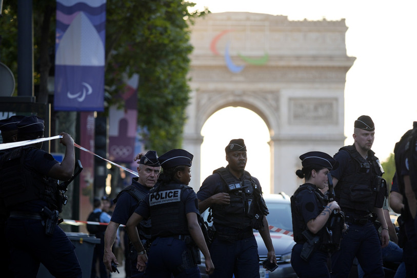 Les monuments de Paris sont cernés par des policiers à l'approche des Jeux olympiques. (Photo : AP/David Goldman.)