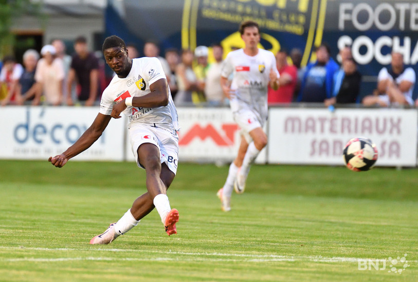 Dramane Sissoko frappe... mais le gardien du FC Sochaux-Montbéliard réalise la parade. (Photo : Georges Henz)