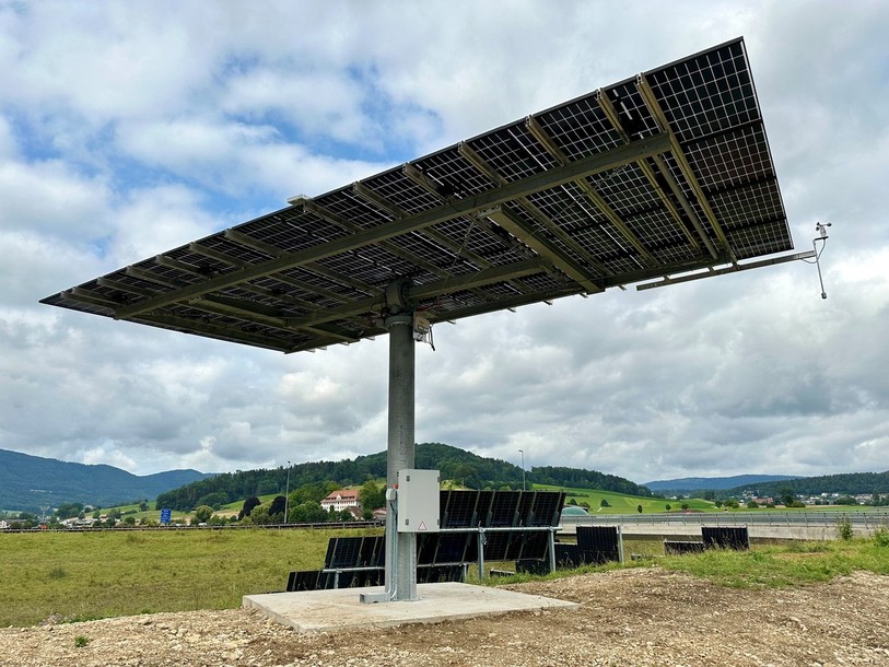 Cet arbre à tracker bifacial conçu pour 52 m2 de panneaux solaires avec un poteau d’une hauteur de 5 m a été installé récemment par l'OFROU dans le rond-point de l'A16 à la jonction Delémont-Ouest.