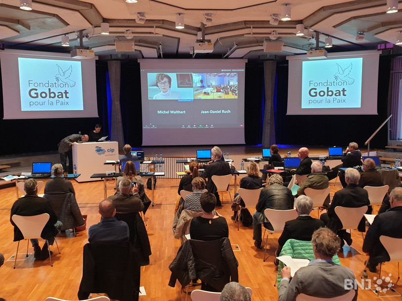 La Fondation Gobat pour la Paix rend hommage à Albert Gobat de Tramelan, lauréat du prix Nobel de la Paix en 1902. Elle est présidée par l’ancienne conseillère fédérale Micheline Calmy-Rey (en haut à gauche sur l’écran). (Photo : archives).