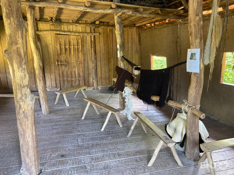 Certaines pièces de vêtements ont été reconstituées et sont exposées au Village lacustre de Gletterens.