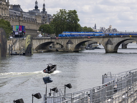La cérémonie d'ouverture des Jeux olympiques se tiendra sur les bords de Seine. (Photo : KEYSTONE/EPA/ANDRE PAIN).