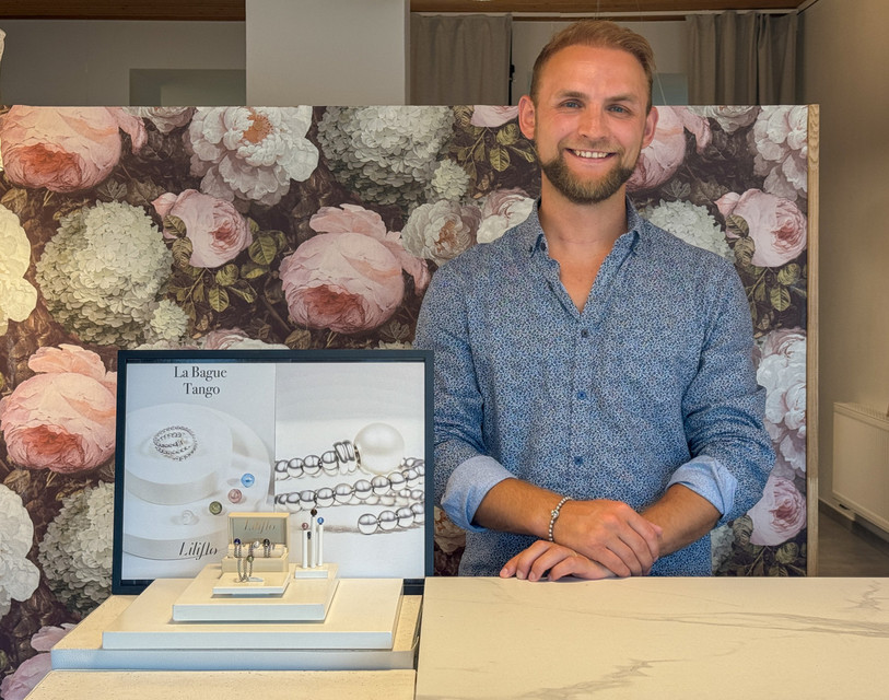 Le co-fondateur de Liliflo Victor Schwab pose à côté de la bague innovante développée par l'entreprise. (Photo : Liliflo).
