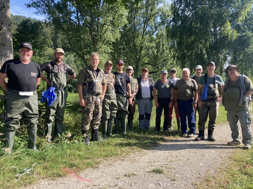 De six heures du matin jusqu'à midi, pêcheurs, bénévoles et collaborateurs du SFFN, ont compté les poissons de l'Areuse à Couvet.