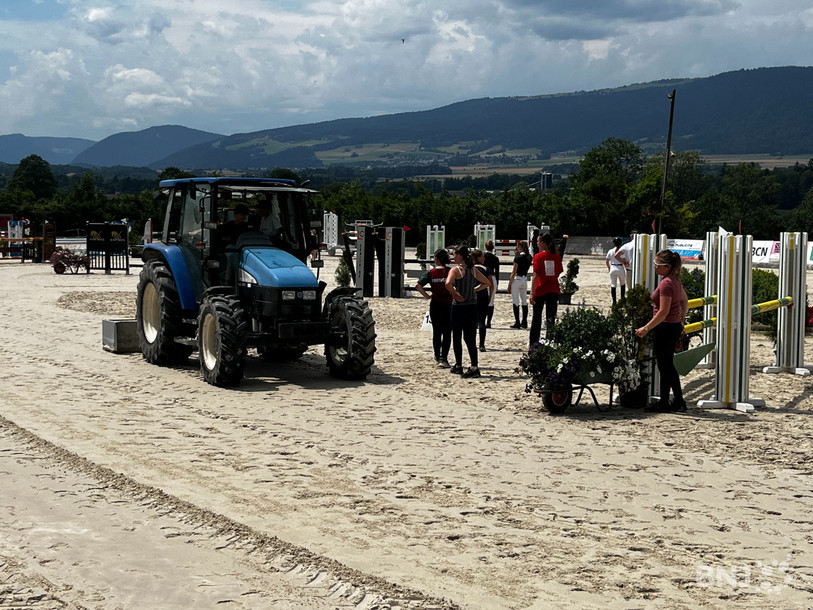 Les responsables de la piste multiplient les passages en tracteur entre les concours pour préparer les suivants au mieux.