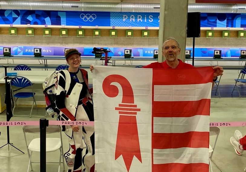 Audrey Gogniat, ici aux côtés de son papa Roland, peut avoir le sourire alors qu'elle accède à la finale olympique au tir à la carabine à air comprimé à 10 m. (Photo: Roland Gogniat).