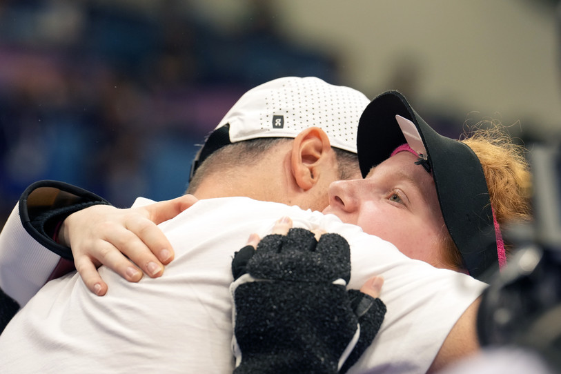 Audrey Gogniat célèbre sa médaille de bronze avec son entraineur lors de la finale du tir à la carabine à air comprimé à 10m aux JO de Paris ce lundi. (Photo : AP Photo/Manish Swarup)