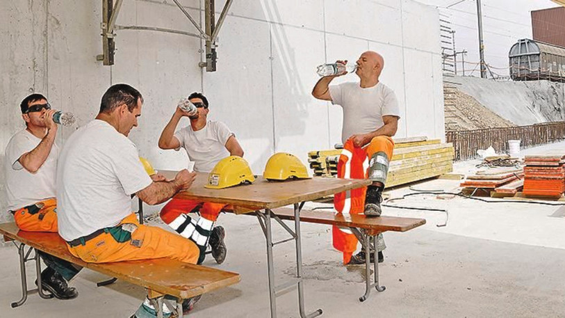 Bouteilles d'eau et lunettes de soleil sont notamment conseillées par la Suva sur les chantiers lors des fortes chaleurs. (Photo : Suva).