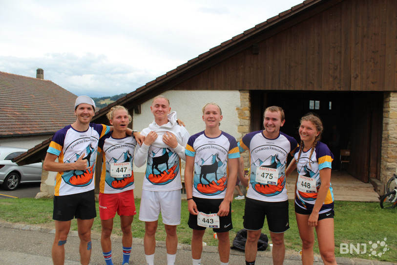 « Les Chamois fringants » posent fièrement avec leur maillot. (Photo : Jean-Luc Choffat)