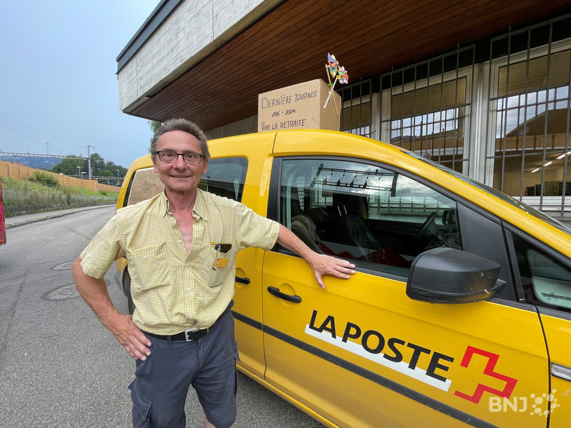 Pour célébrer son départ, ses collègues ont décoré la voiture avec laquelle il a effectué sa tournée du jour dans le Cornet.