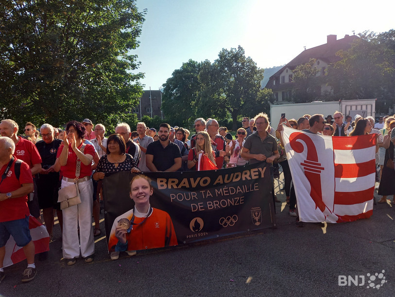 Les supporters jurassiens ont donné de la voix samedi à Bienne pour la réception des tireuses olympiques.