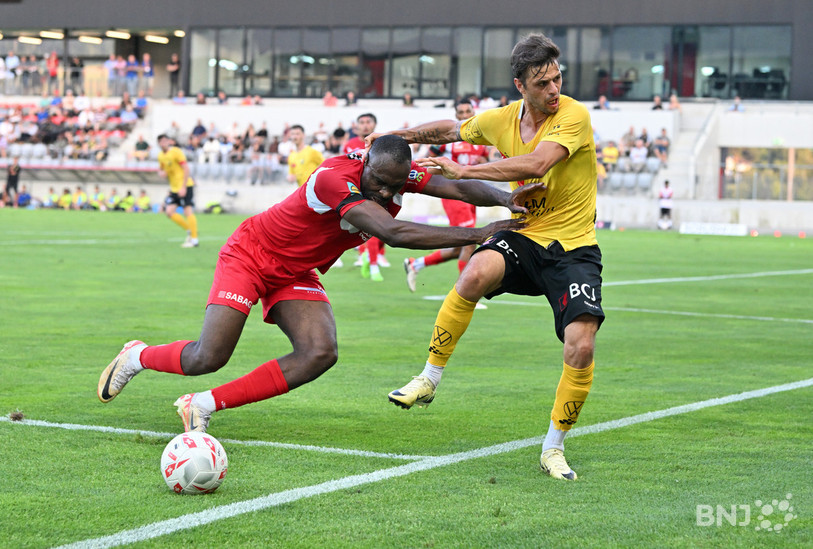 La puissance des Biennois (ici Loïc Socka) a donné du fil à retordre à Steve Coelho et aux SR Delémont. (Photo : Georges Henz)