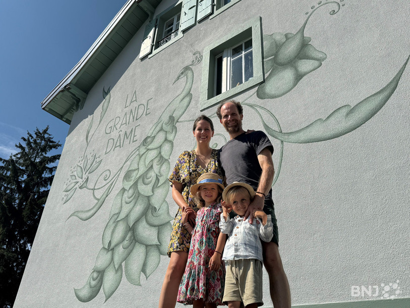 Pour les propriétaires (ici présents avec leurs enfants), la bâtisse est « une grande dame avec une grande âme », d’où son nom fièrement affiché sur une fresque murale peinte par l’artiste Elena Jeanneret.