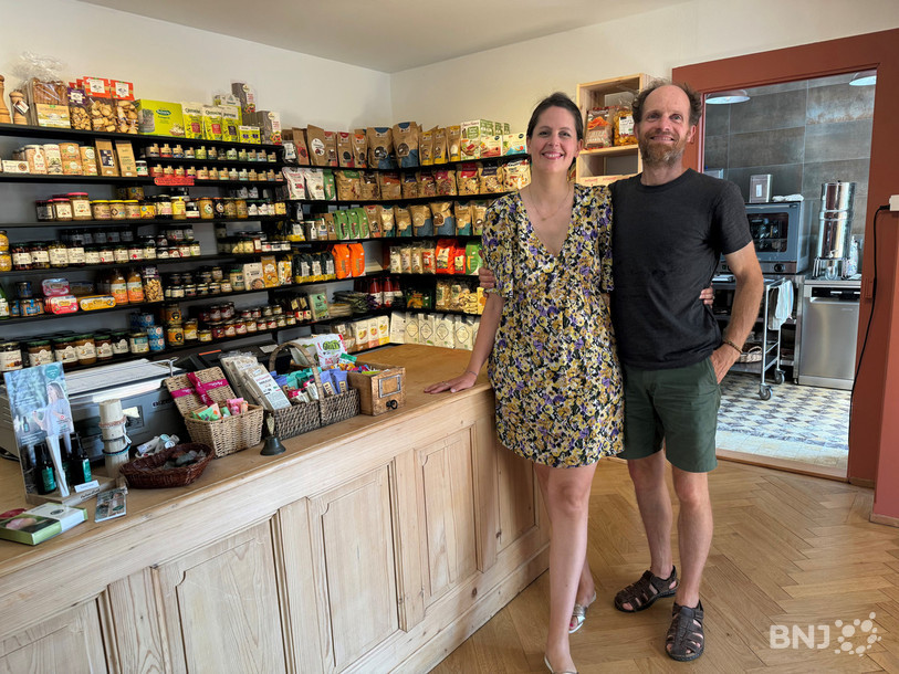 Olivia et Nicolas Manigley dans leur épicerie quelques jours avant l’ouverture.