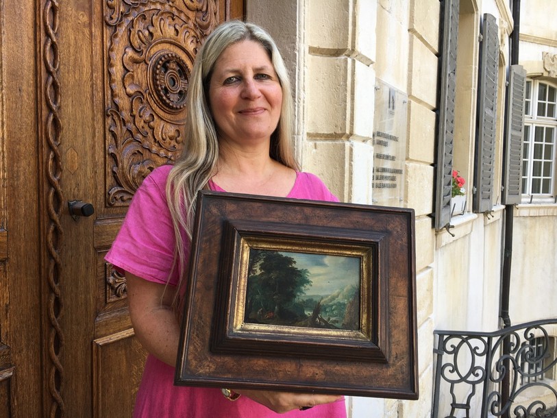 Anne Schild, conservatrice du Musée de l’Hôtel-Dieu à Porrentruy, tient un tableau d’un grand maître flamand.