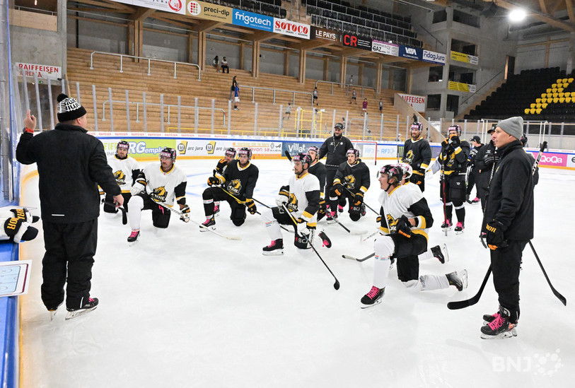 Les joueurs du HC Ajoie écoutent les consignes à l'occasion du premier entraînement officielle de la saison 2024-2025. (Photo : Georges Henz)