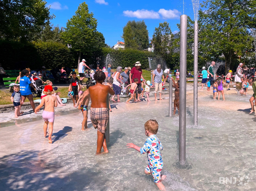 Les cris et les rires des enfants ont accueilli l'ouverture de la nouvelle fontaine ludique de Muzoo.