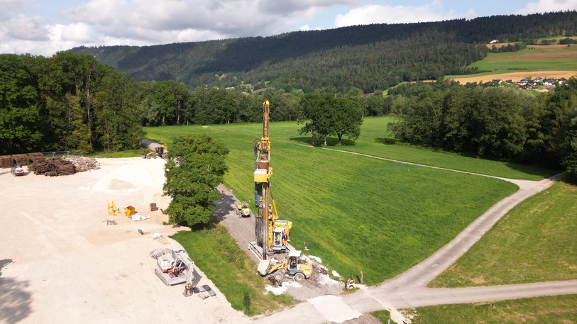 Depuis une semaine et demie, une machine plante des pieux le long de la voie ferrée entre Couvet et Môtiers. (Photo : BAUER Spezialtiefbau Schweiz AG)