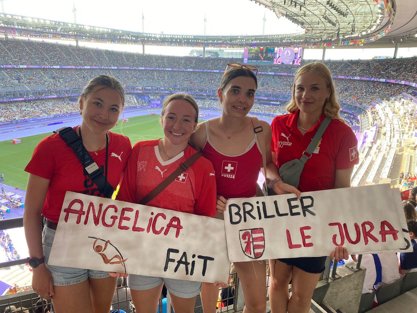 Plusieurs membres de la FSG Alle ont soutenu Angelica Moser lors des qualifications du saut à la perche. (Photo : Charlotte Heusler.)