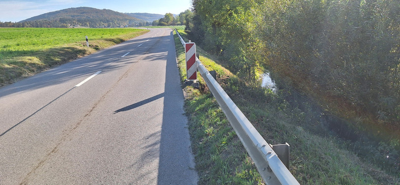 Un tronçon de la route cantonale Alle-Miécourt est menacé par l'érosion. (Photo : SIN.)