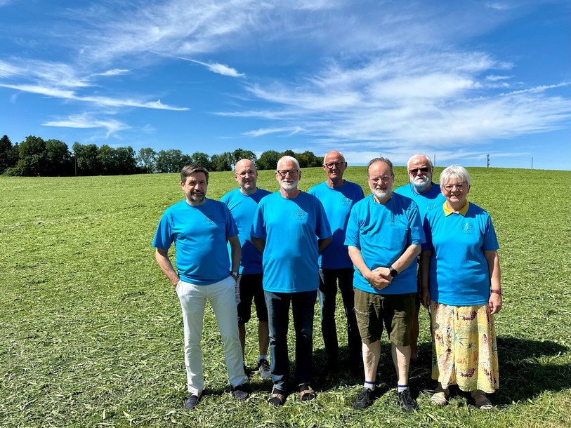 Le comité d’organisation composé de Roland Herzog, Marc Meier, Jean-Luc Meusy, Gérald Steiner, Roberto Lopez, Bernard Lachat et Madeline Barthe pose dans le champ de La Caquerelle où atterrira et décollera l’avion Fieseler Storch le 31 août. 
