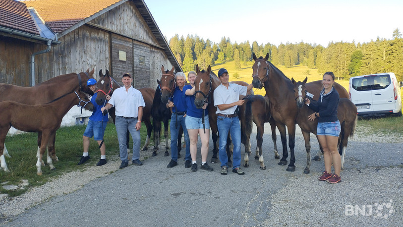 Du grand-papa aux petits-enfants, la famille de Vincent Boillat a nettoyé les chevaux avant de se mettre en route.