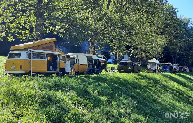 D'anciens bus VW ont été installés dans les champs jurassiens, en marge de la manifestation.