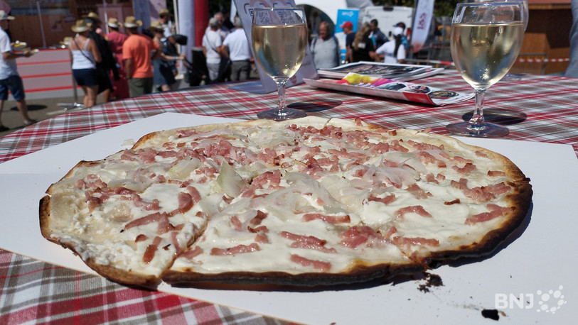 La recette traditionnelle de la tarte flambée alsacienne fait l'unanimité auprès des visiteurs du Marché-Concours.