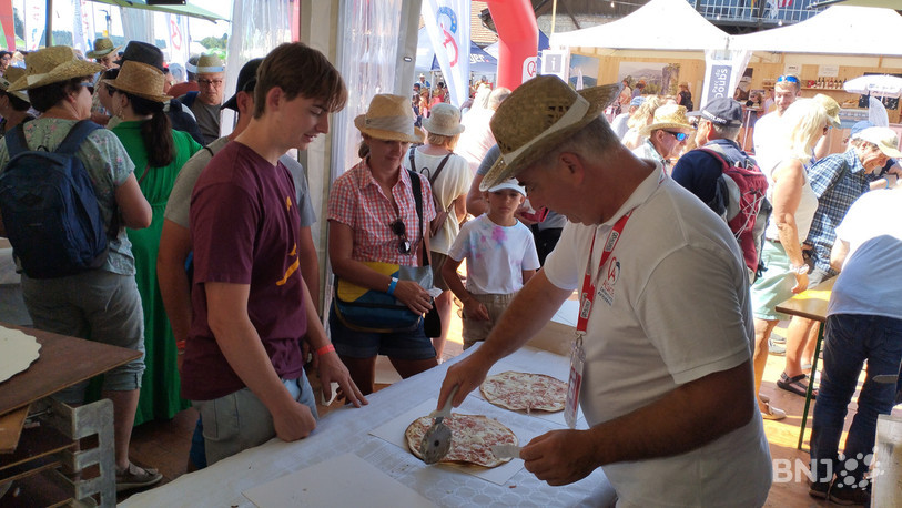 Yannick Moreth et son équipe s'apprêtent à servir 2'500 tartes flambées durant le week-end du Marché-Concours.