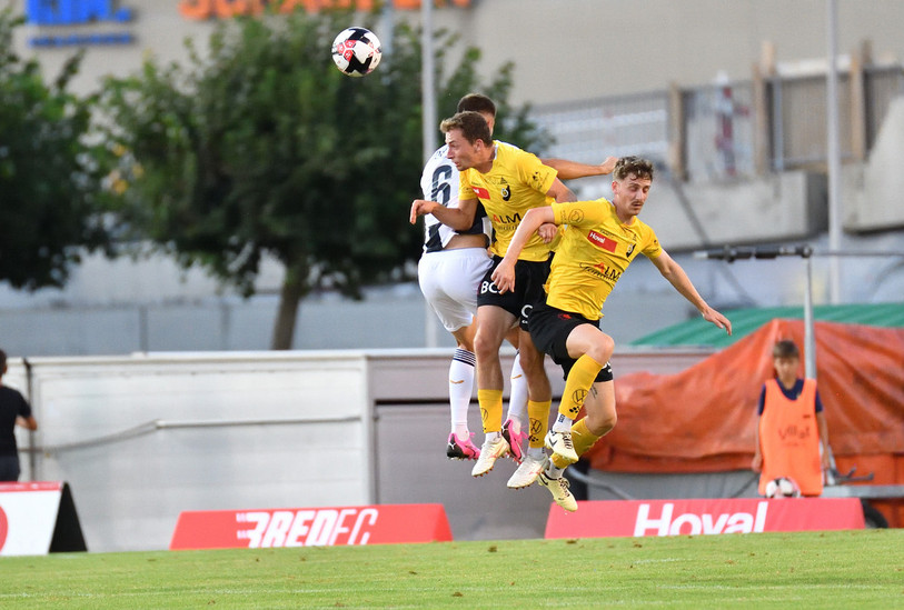 Matthew Mäder (à droite) et Roman Huber doivent s'y mettre à deux pour permettre aux SR Delémont de récupérer le ballon (photo : Georges Henz).