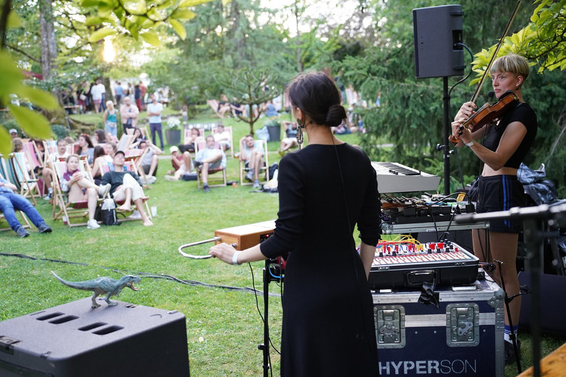 Des dizaines de personnes ont assisté aux concerts dans le Jardin botanique de Porrentruy. (Photo : archives Digitales)