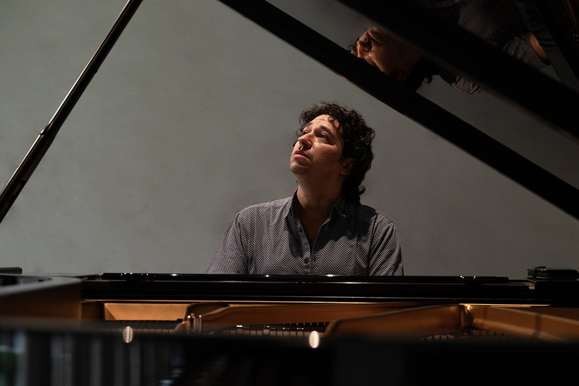 Le pianiste argentin Sergio Tiempo dans ses œuvres à St-Ursanne. (Photo: Éric Périat).