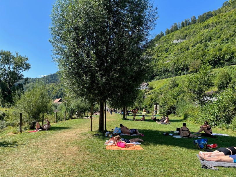 Les baigneurs se prélassent sur la plage du Doubs. 
