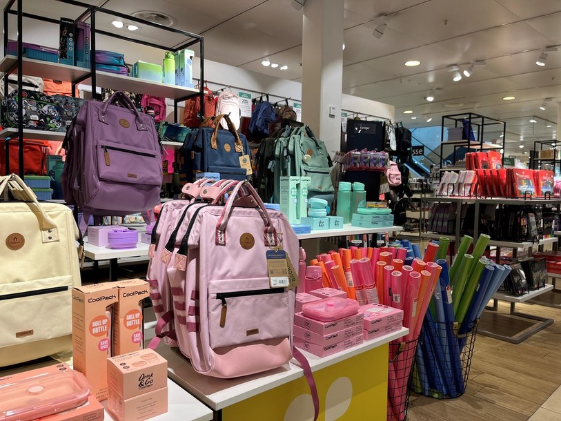 Depuis un mois et demi, les fournitures scolaires ont envahi les rayons papeterie du magasin Manor à Marin.