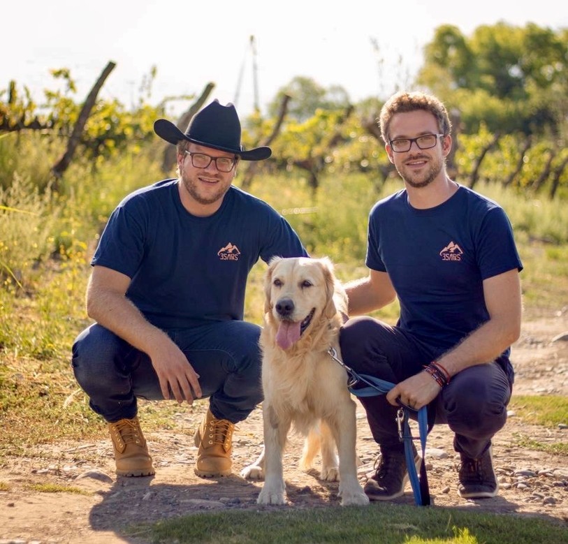 Arnaud (à g.) et Florian Frésard avec leur chien Gibbs dans leur vignoble argentin. (Photo: 3SAPAS)