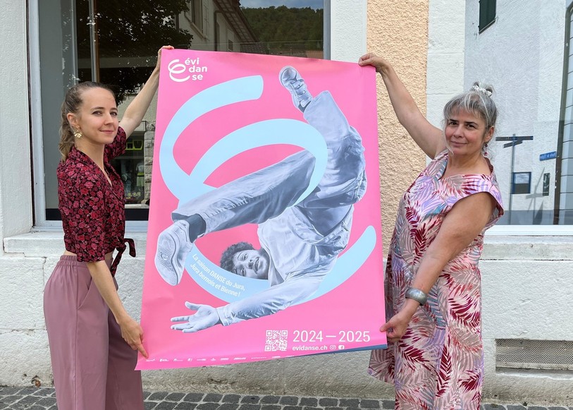 Aurélie Monnier (à g.), chargée de communication d'Evidanse et Brigitte Colin du Centre Culturel de la Prévôté présente la nouvelle affiche.