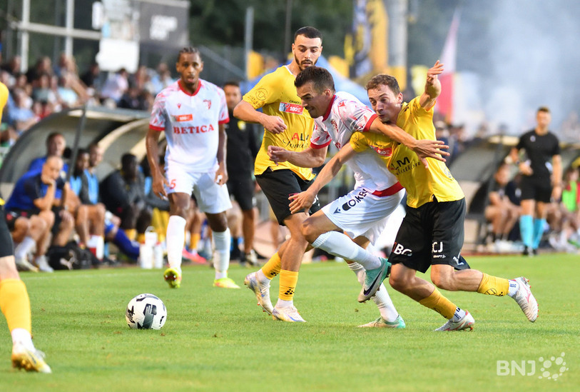 A l’image du duel entre le Jurassien Roman Huber et le
Valaisan Kevin Bua, Delémont a tout donné pour contrer le FC Sion. (photo :
Georges Henz)