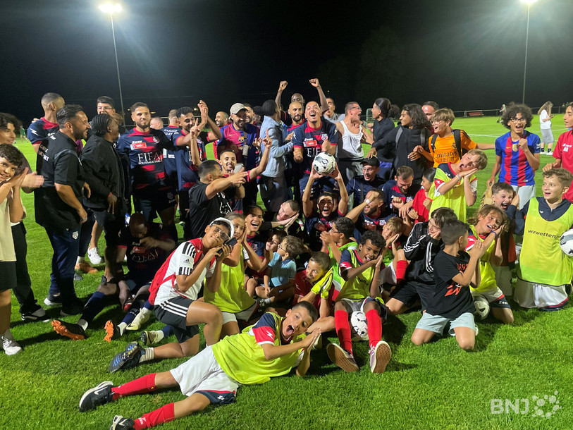 C'est la fête pour les joueurs et les juniors du FC Communal Sport Le Locle après la qualification en Coupe de Suisse.