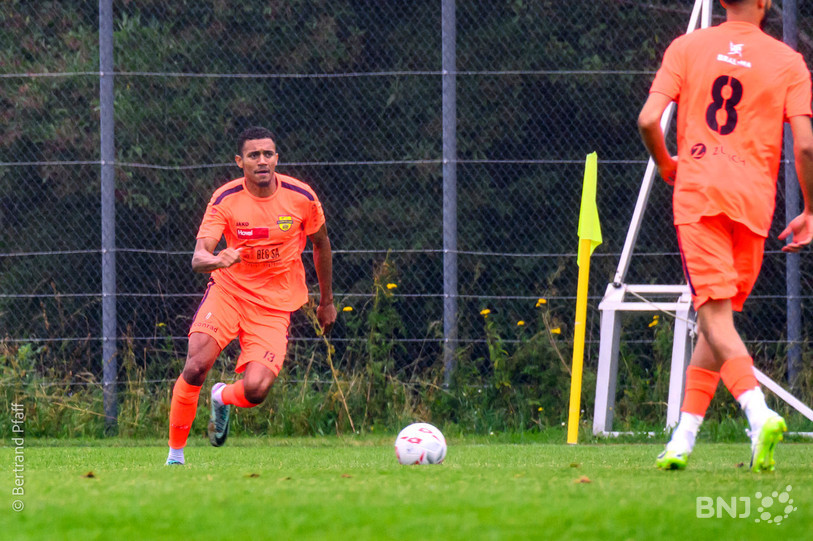 Nicolas Yacine Le Metayer a inscrit la seule réussite du FC Coffrane dimanche après-midi. (photo: Bertrand Pfaff)