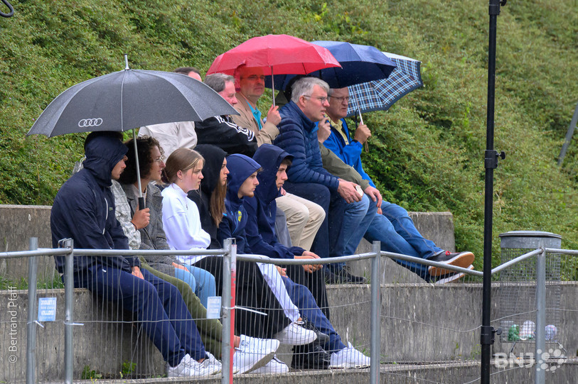 La pluie tombée sur le terrain du FC Coffrane ces derniers jours a rendu le terrain gras et impraticable pour une rencontre de 1re Ligue.