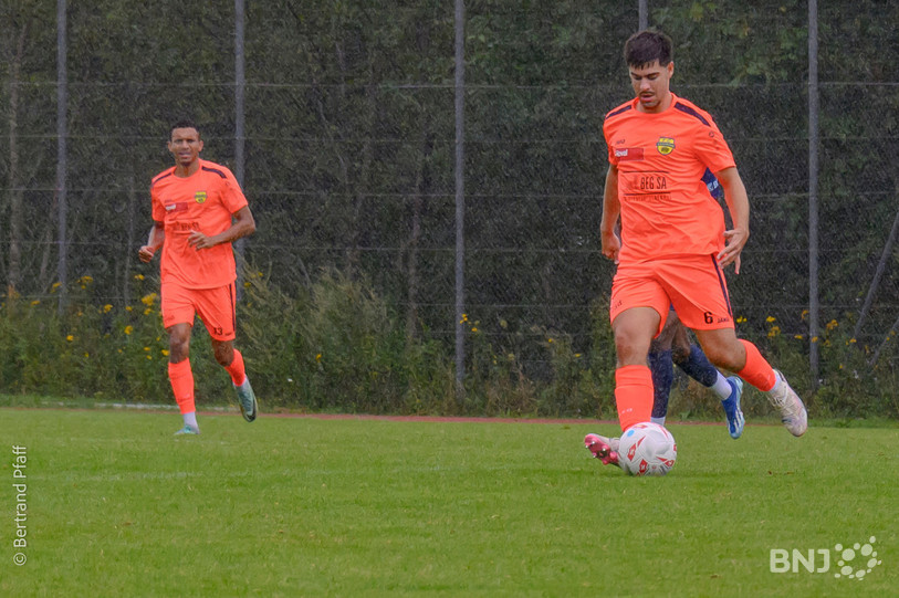 Guilherme Roque De Morais et le FC Coffrane ont ramené trois points de Köniz samedi. (Photo archives: Bertrand Pfaff)