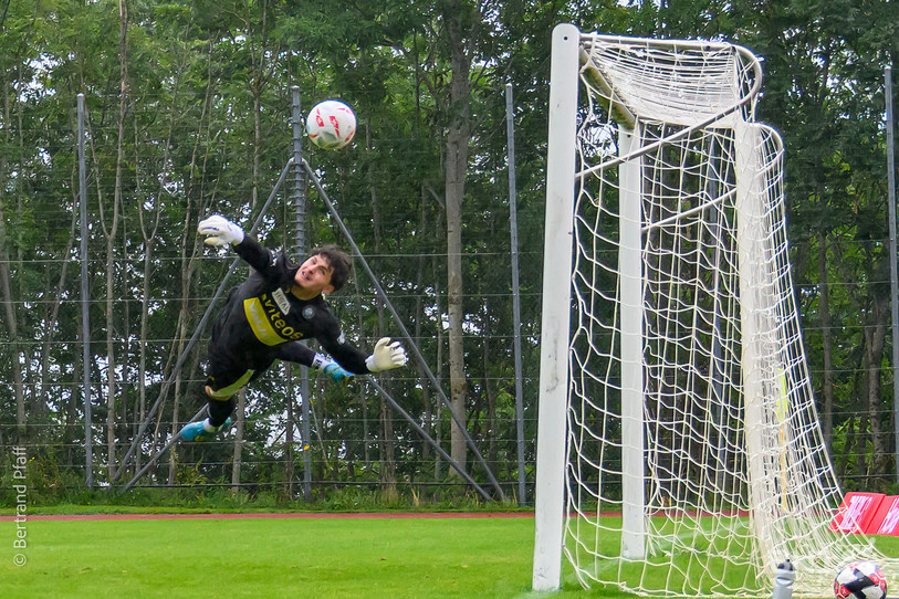 Gabriel Chiavuzzo, le portier du FC La Chaux-de-Fonds, s'est employé samedi soir. Mais ça n'a pas suffi. (photo : Bertrand Pfaff)