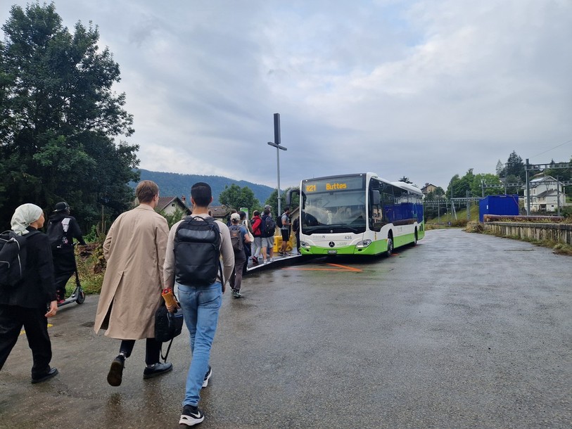 A Travers, les usagers prennent le bus le jour de la rentrée scolaire dans le Val-de-Travers. Sur un seul trajet ce lundi matin, la capacité a dépassé les attentes de transN.