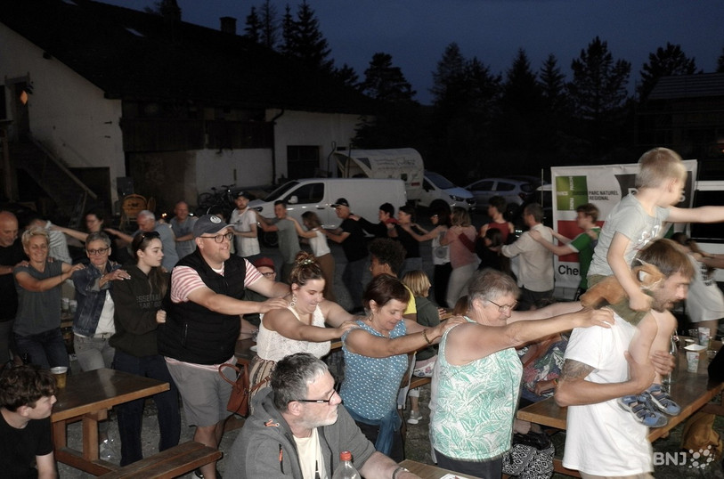 Le moment phare d’une soirée-concert de Christophe Meyer : quand la foule fait le p’tit-train-rouge au cœur de la grange. (Photo : Jean-Michel Probst)
